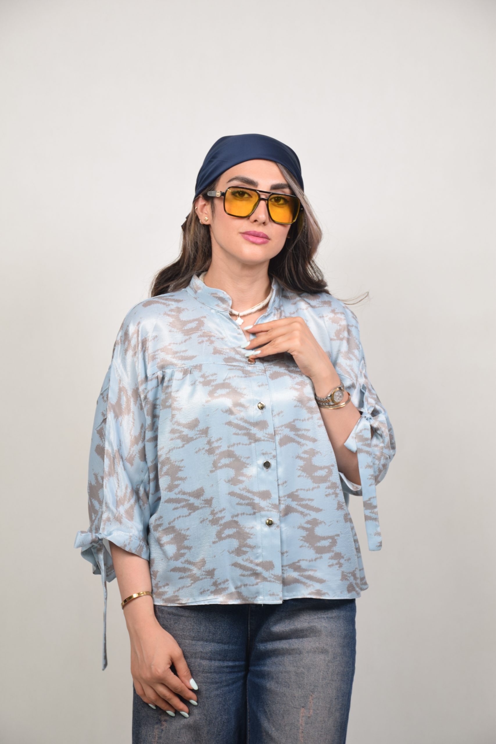 شاخص استایل زنانه با شومیز موناکو ساتن سیلک
