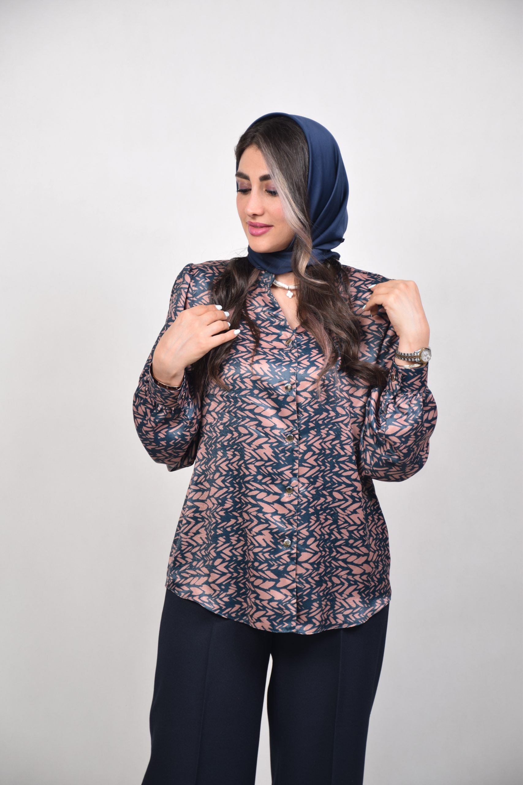 شاخص استایل زنانه با شومیز السا ساتن سیلک