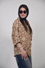 شومیز پنبه ای زنانه پیچک رنگ کرم قهوه ای روشن