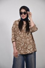 شومیز پنبه ای زنانه پیچک رنگ کرم قهوه ای روشن